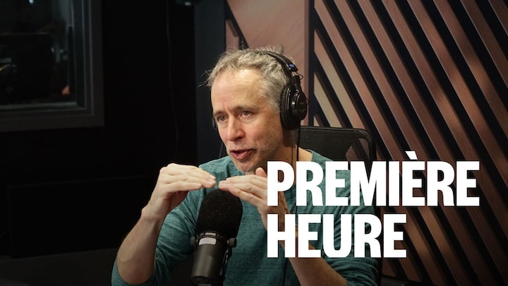 Un homme assis dans un studio radio.
