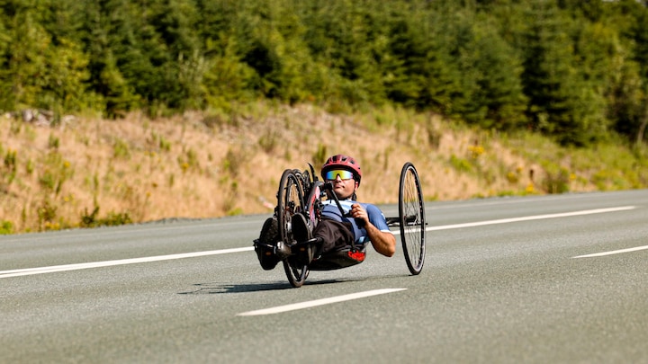 Joseph Vachon est couché sur son vélo adapté dans une course contre-la-montre.
