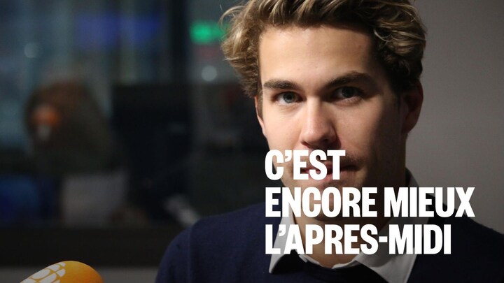 Un homme assis dans un studio radio.