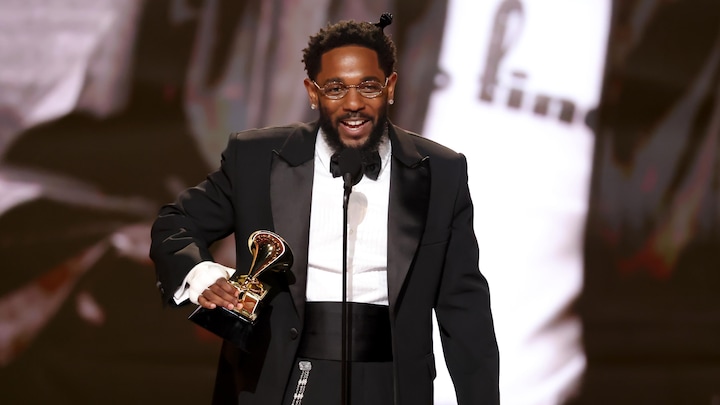 Kendrick Lamar reçoit le prix du meilleur album rap pour « GNX » sur scène.