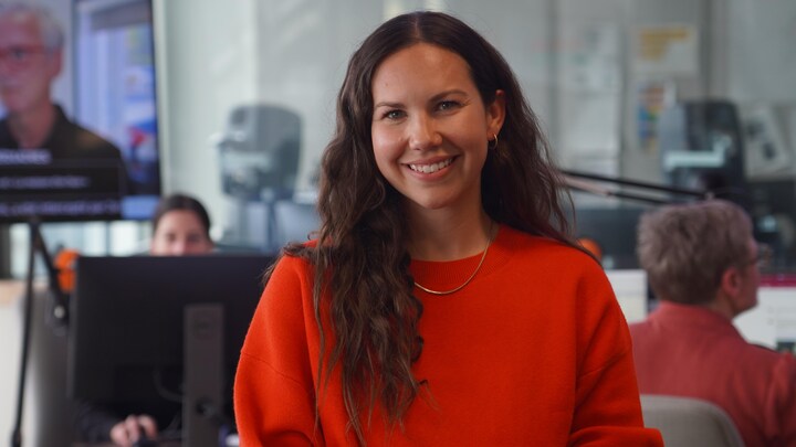 Une jeune femme souriante sourit dans notre studio.