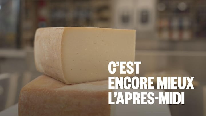 Deux grandes meules de fromage.