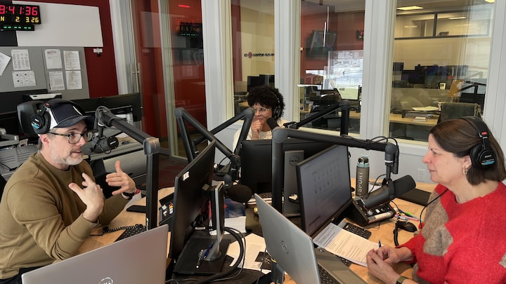 Trois personnes discuttent dans un studio radio