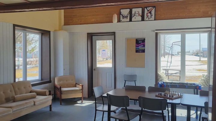 L'intérieur d'une maison avec un divan, une table et des chaises.