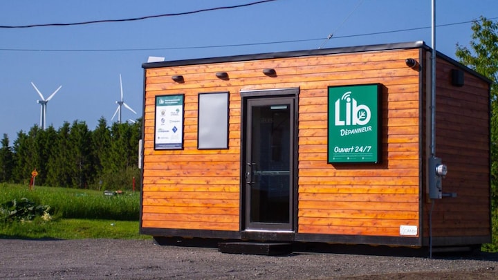 Un petit bâtiment rectangulaire qui sert de dépanneur libre-service.