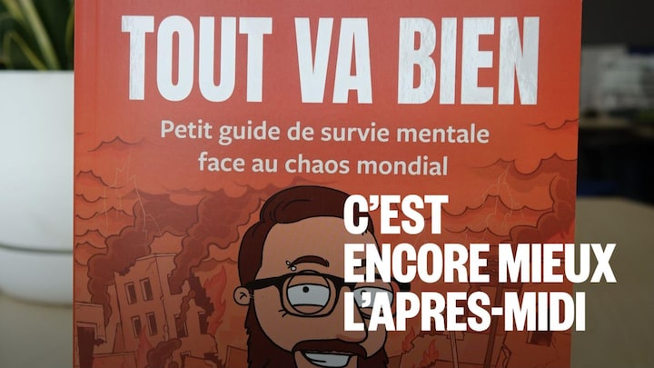 Un livre sur une table.