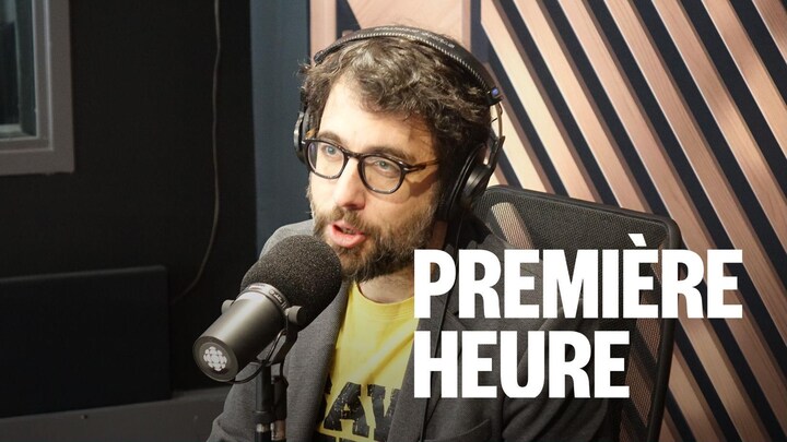 Un homme assis dans un studio radio.