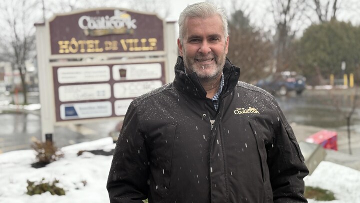 Le maire de Coaticook, Simon Madore, en novembre 2025.