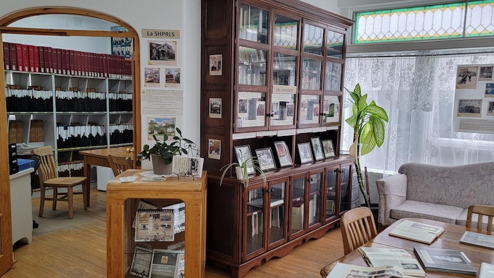 L'intérieur de la maison, où se trouve une exposition avec plusieurs photos et textes.
