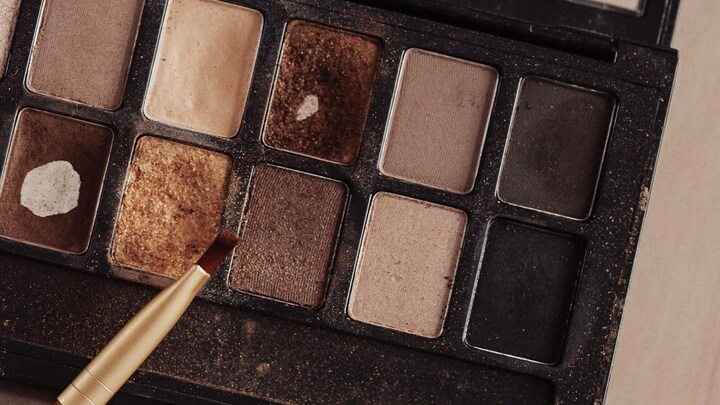 Du maquillage se trouve sur une table.