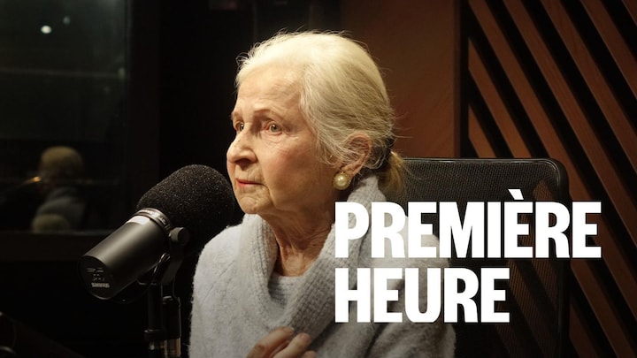 Une femme assise dans un studio radio.