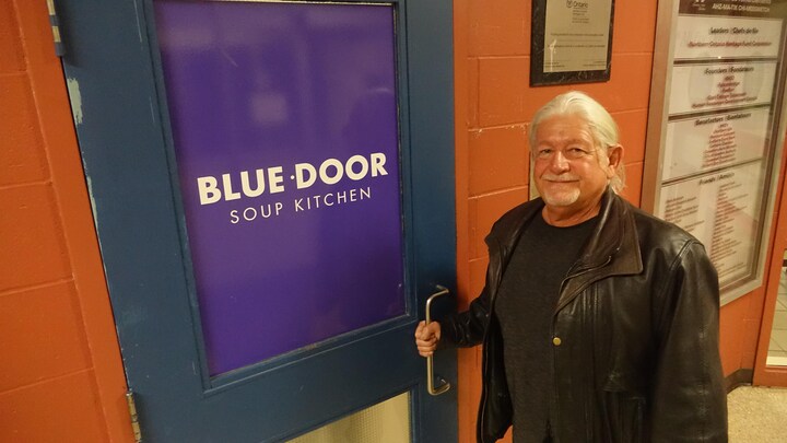 De chef-pompier à bénévole pour les démunis | OHdio | Radio-Canada