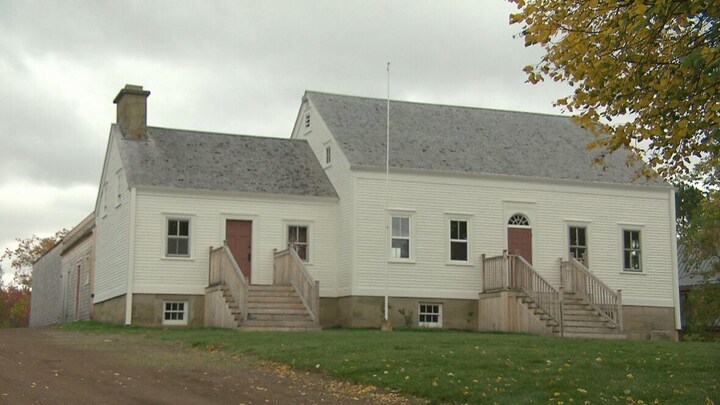 Une très grande maison, datant de 1841.
