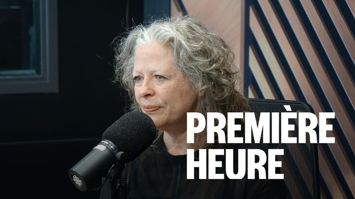 Une femme assise dans un studio radio.