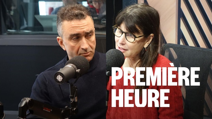 Une femme et un homme assis dans un studio radio.