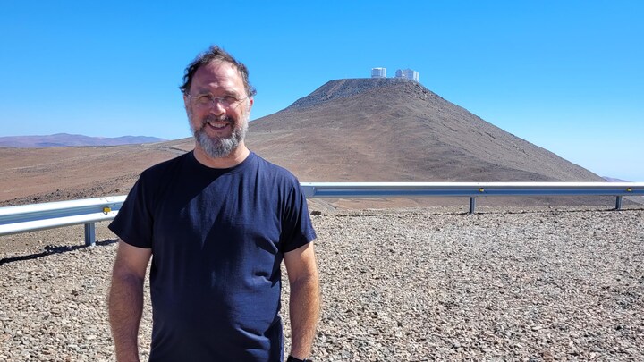 Un homme devant l'Observatoire européen austral, au Chili.