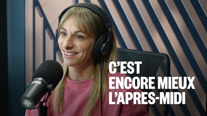 Une femme assise dans un studio radio.
