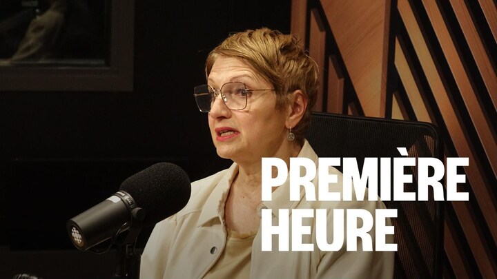 Une femme assise dans un studio radio.