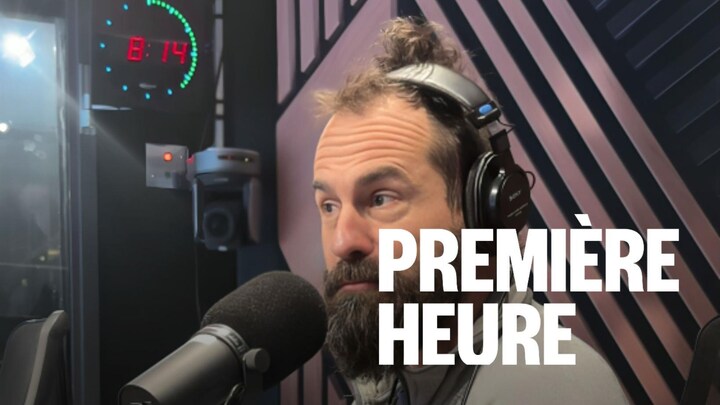 Mathieu Girard, directeur de production et directeur général adjoint du Festival Kaléidoscopes assis dans un studio radio.