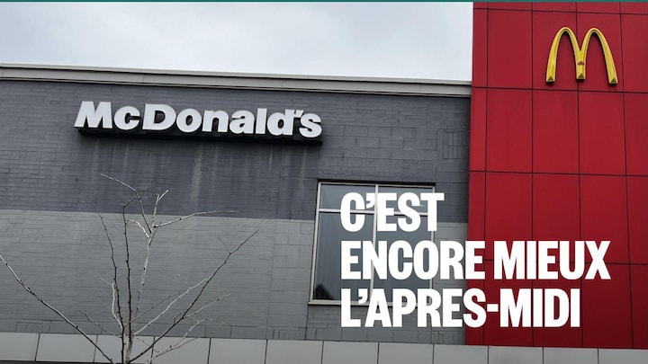 Des élèves devant le restaurant McDonald's sur le boulevard Maisonneuve, près du Collège St-Joseph à Hull.