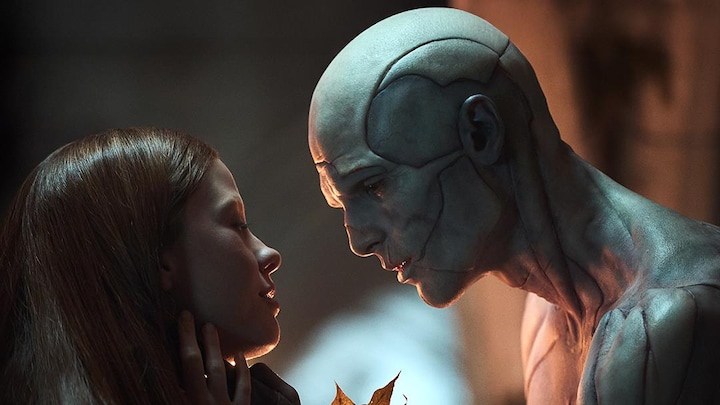 La femme et la créature de Frankenstein se regardent tendrement.