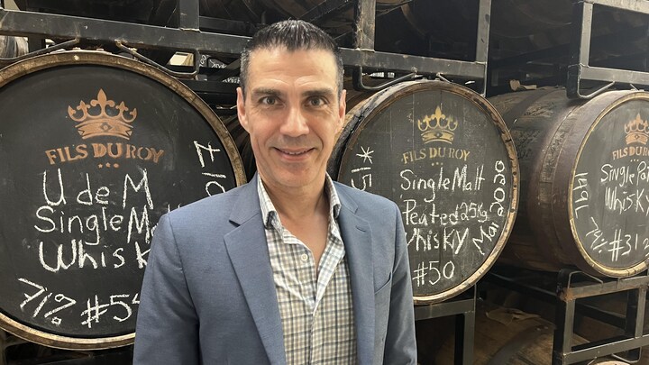 Sébastien Roy, de la Distillerie Fils du Roy, craint une hausse vertigineuse du coût de ses produits.