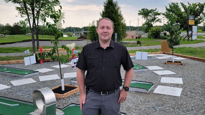 M. St-Pierre prend pose sur le terrain de minigolf.