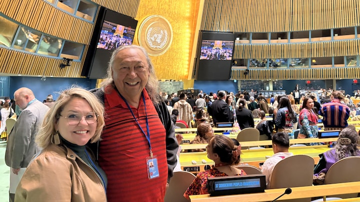 Caroline Lemire et Richard Ejinagosi Kistabish à New York à l’Instance permanente des Nations Unies.