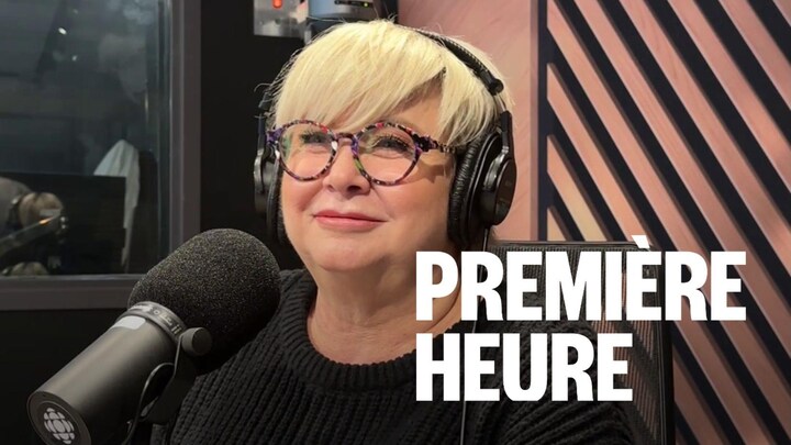 Une femme assise dans un studio radio.