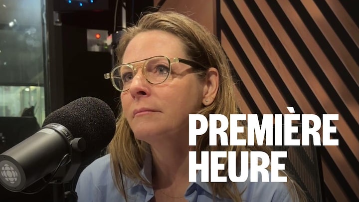 Une femme assise dans un studio radio.