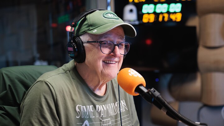 Normand en entrevue en studio de radio.