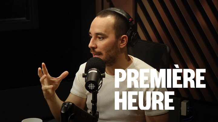 Un homme assis dans un studio radio.