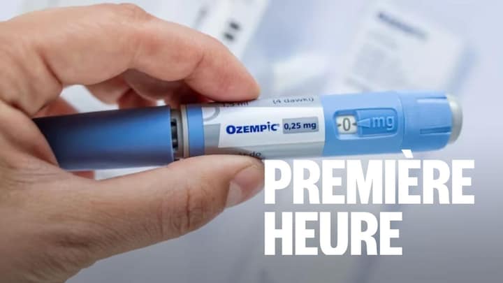 Une personne tient un tube de médicament Ozempic.