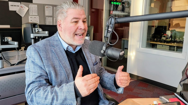 Le député de Matane-Matapédia, Pascal Bérubé, dans les studios de Radio-Canada à Matane. 