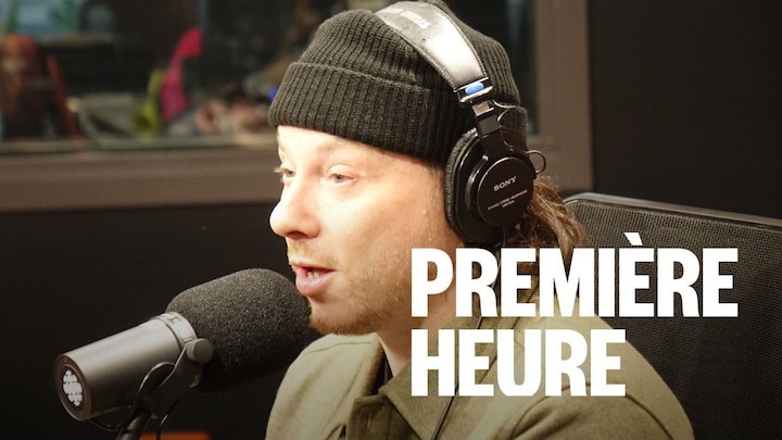 Un homme assis dans un studio radio