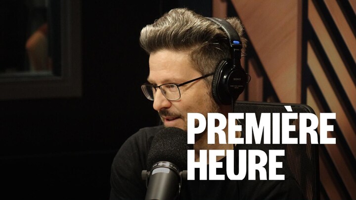 Un homme assis dans un studio radio.