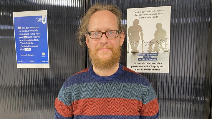 Paul-Antoine Martel, conseiller en relations avec les milieux pour la ville de Val-d’Or debout dans une salle. 