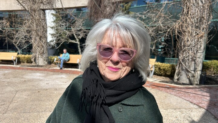 Paulette Thériault pose pour la photo à l'extérieur de l'hôtel de ville de Moncton. 