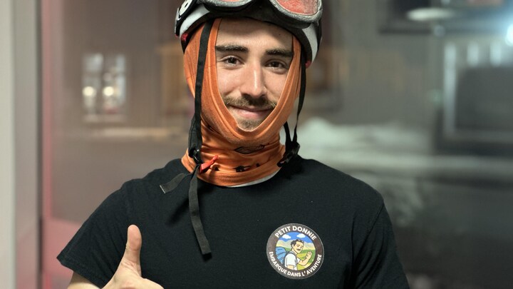 Petit Donnie avec ses lunettes de ski sur la tête, lève le pouce
