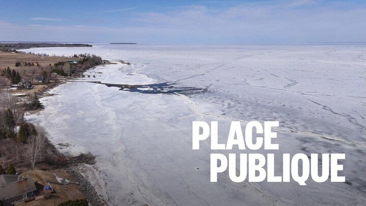 Une vue aérienne d'un lac glacé.