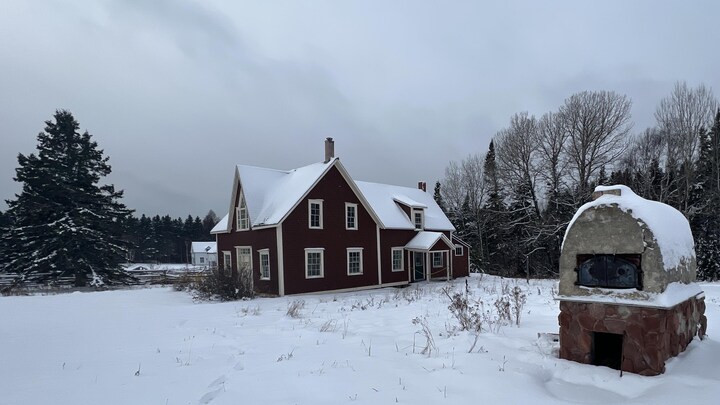  la maison Brown et le four à pain sous la neige.