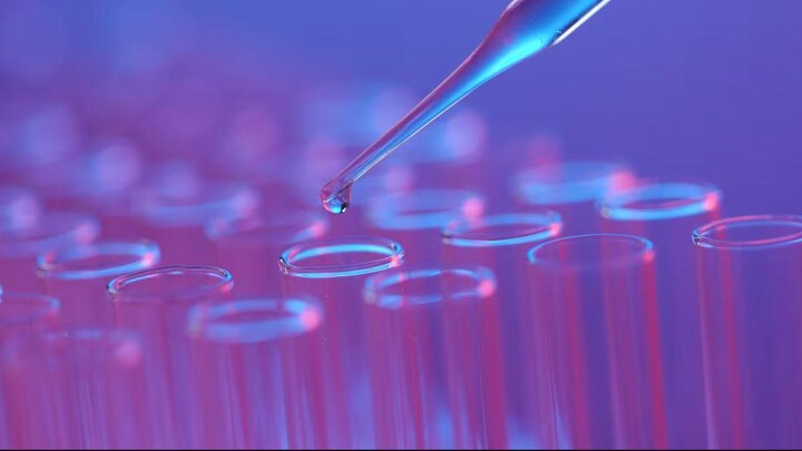 Des éprouvettes qui suggèrent des tests d'ADN dans un laboratoire.