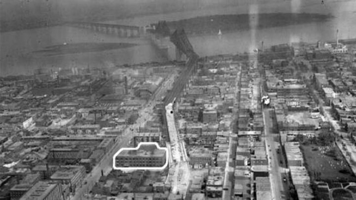 Le pont Jacques-Cartier au loin en construction.