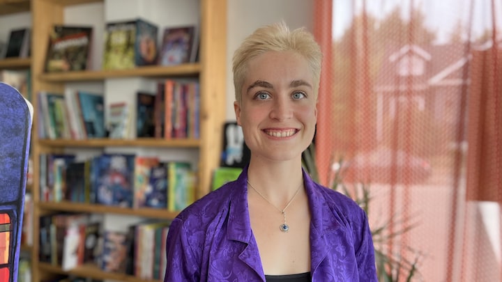 Zoé Julien-Tessier sourit à la caméra dans le bar-librairie Livresse.