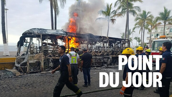 Des résidents observent un bus après qu'il a pris en feu.