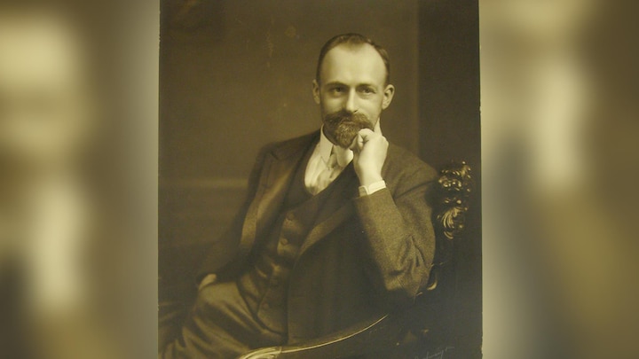 Julien-Édouard-Alfred Dubuc pose dans une photo d'époque