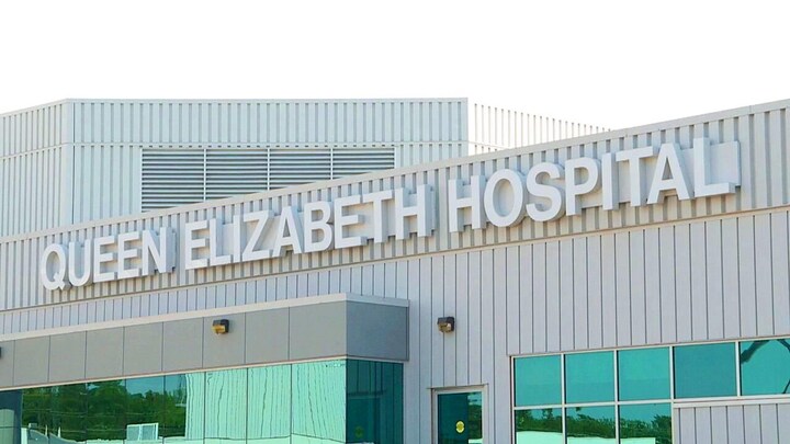 Enseigne de l'hôpital en grosses lettres blanches.