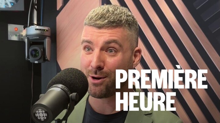 Un homme assis dans un studio radio.