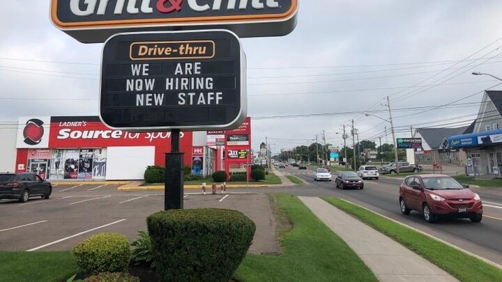 Un avis d’embauche d’employés devant un restaurant sur l’avenue Université à Charlottetown.