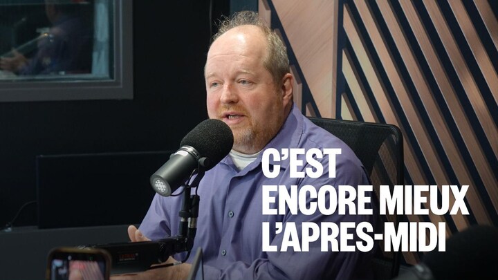 Un homme assis dans un studio radio.